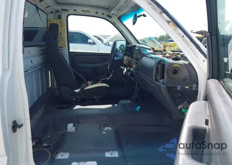 2002 Chevrolet Silverado 1500 из США, поврежденный, VIN 1GCEC14V02Z292515